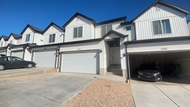 Foto del edificio - Modern 4 Bedroom Townhome in Cedar City. Pet Friendly!