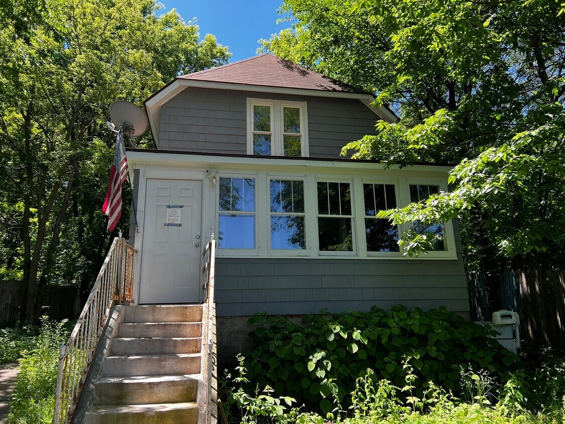 Foto principal - 1621 Concord St N