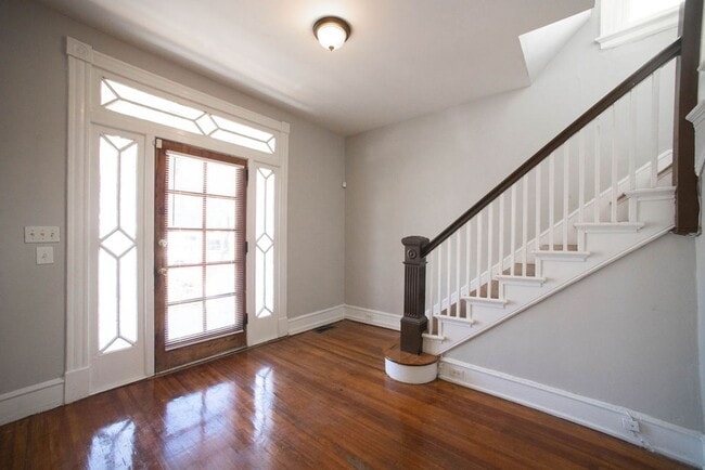 Building Photo - Spacious 4 Bed / 1.5 Bath home with large ...