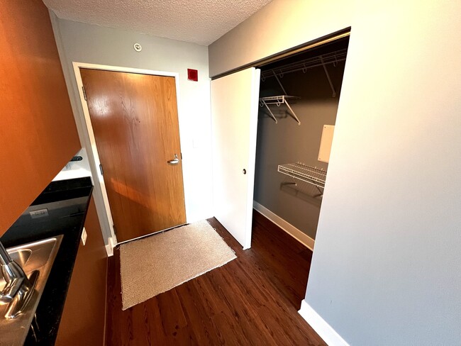 Foto del edificio - 9655 Woods Dr