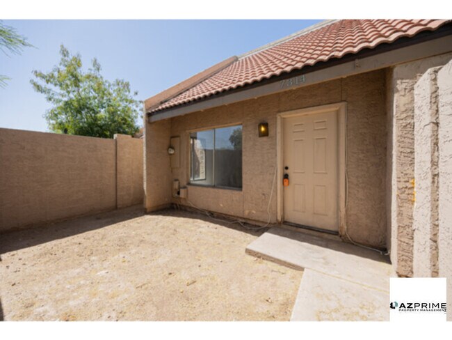 Building Photo - Discover this Impressive 2/1.5 Glendale Townhouse!