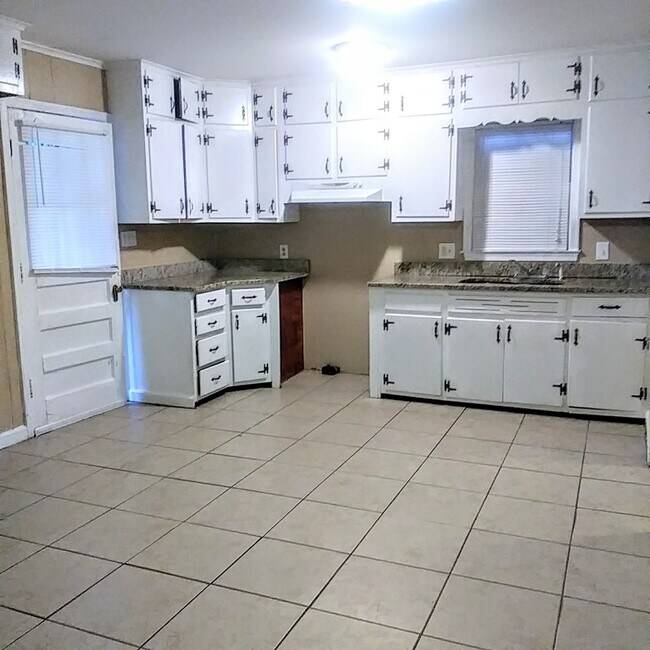 Building Photo - Newly Rehabbed Home in U of M Area