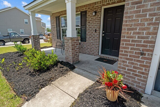 Building Photo - Spacious 5-Bedroom Home Near Fort Stewart with Fenced Yard & Patio