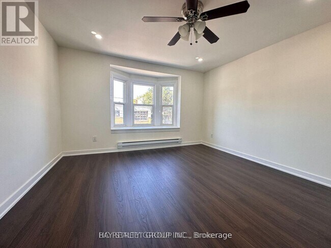 Photo du bâtiment - 859 1/2 Bathurst St