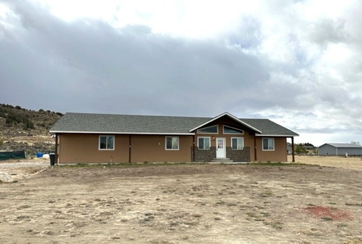 Primary Photo - Spacious 3 bedroom home in Spring Creek wi...