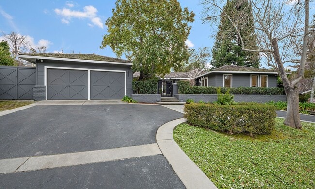 Building Photo - 441 La Mesa Dr