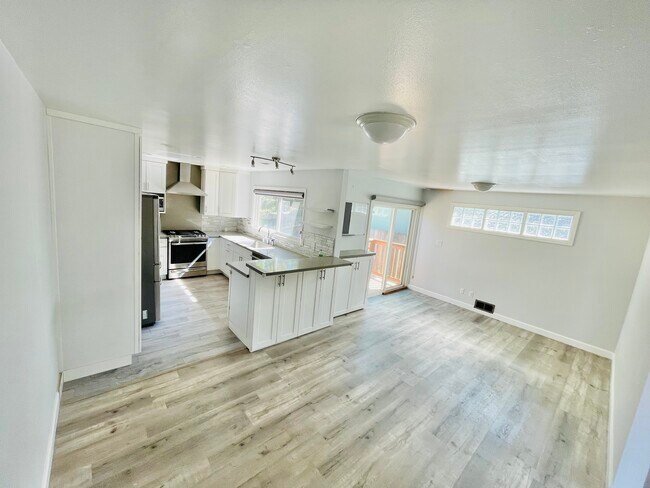 Building Photo - 2870 Crestmoor Dr