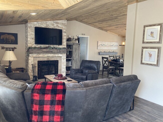 Foto del edificio - 3239 Pine Needle Dr