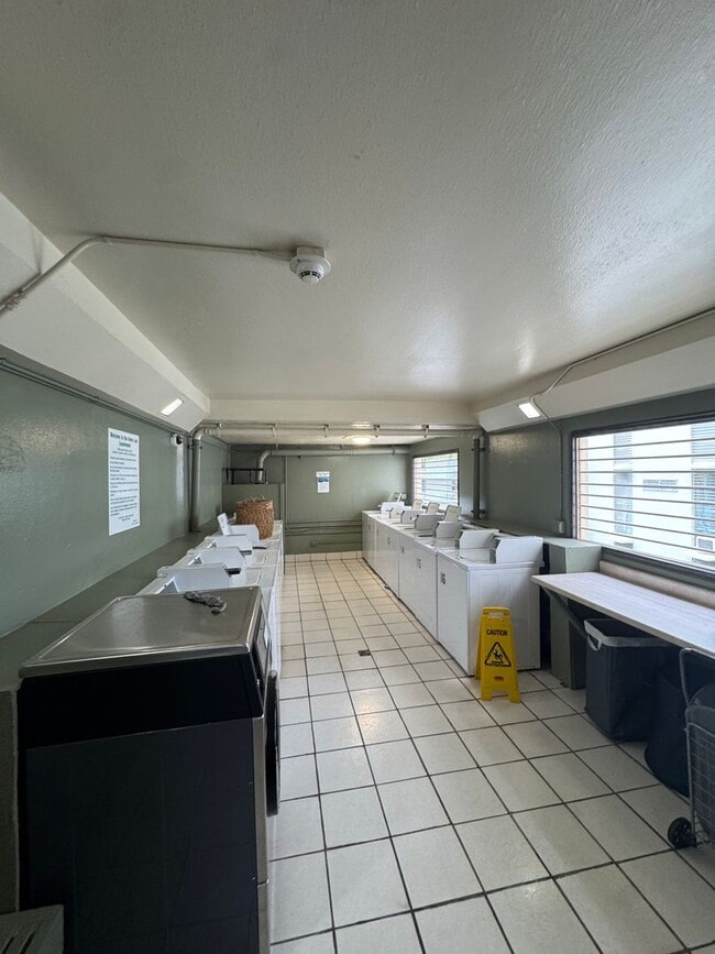 Building Photo - 1 Bed 1 Bath renovated with parking at Alo...