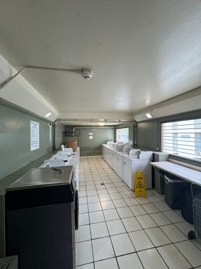 Foto del edificio - 1 Bed 1 Bath renovated with parking at Alo...