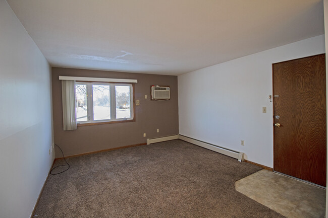 Building Photo - 915 7th St S