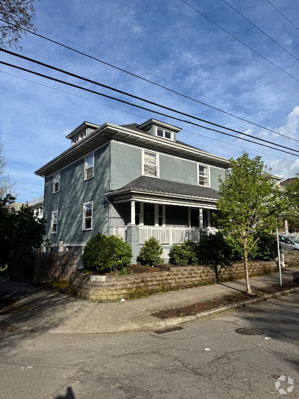 Building Photo - 1035 SE 14th Ave