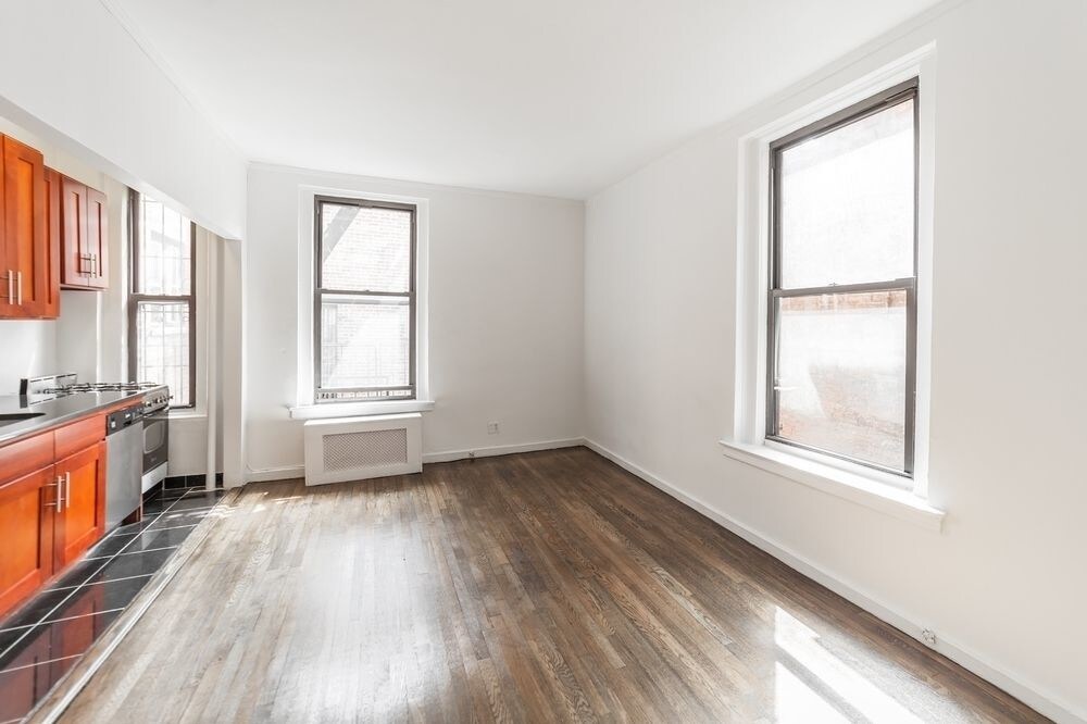 Primary Photo - 306 W 11th St