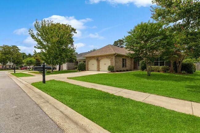 Building Photo - 723 Woods Dr