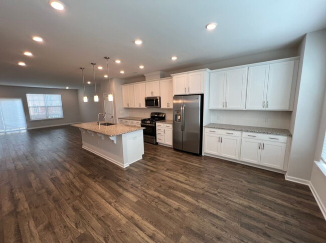 Foto del edificio - Spacious, Like-New Townhome with Premium F...