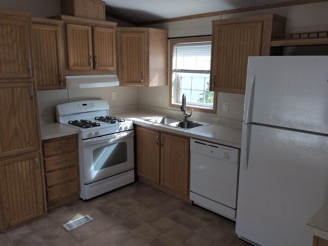 Building Photo - 27 Krista Ln