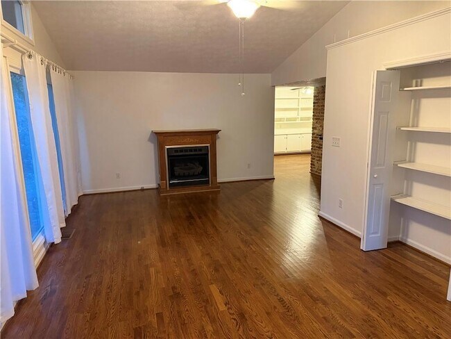 Building Photo - 2022 Woodbine Terrace NE