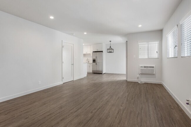 Building Photo - 1117 S Bronson Ave