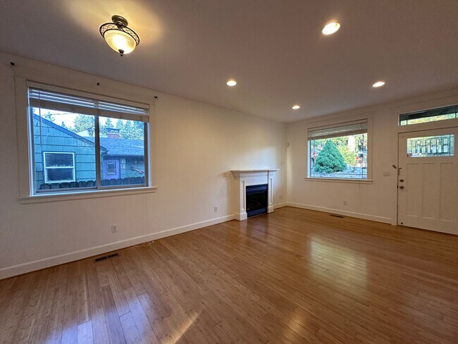Foto del edificio - Gardener's Paradise: 4-Bedroom Home with 2...