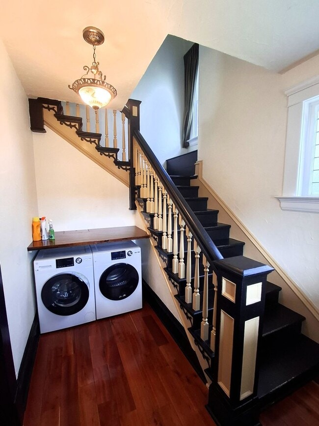 Building Photo - 2321 Elm St