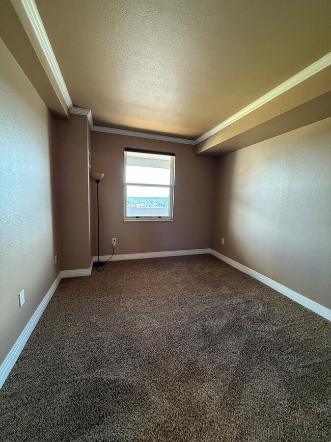 Foto del edificio - Spacious 1bd/1ba TOP FLOOR CONDO! Availabl...