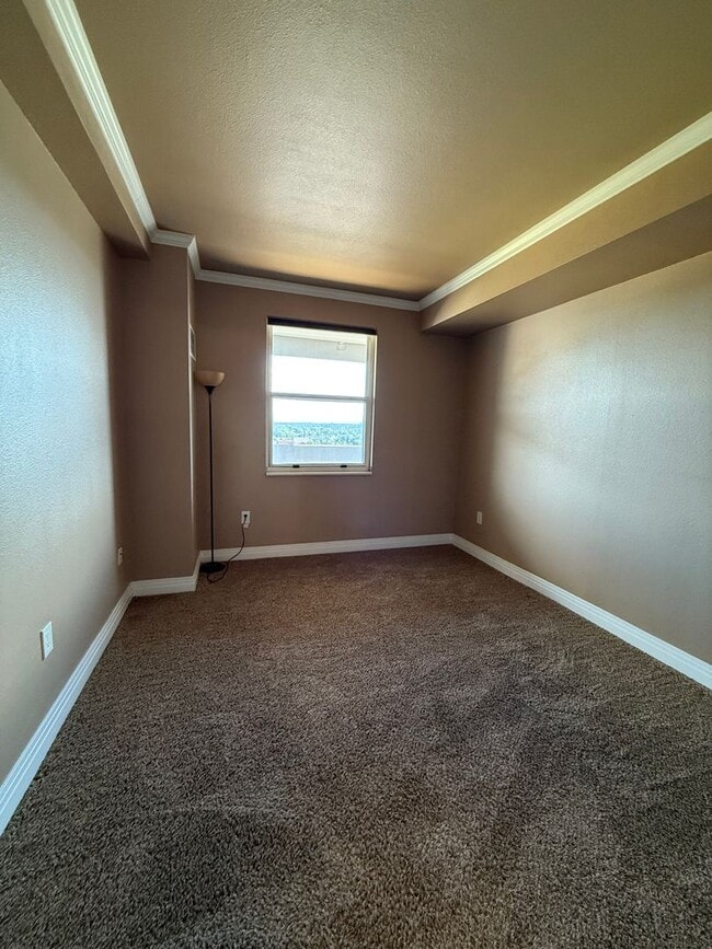 Building Photo - Spacious 1bd/1ba TOP FLOOR CONDO! Availabl...