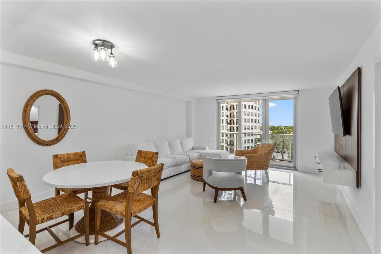 Primary Photo - 5701 Collins Ave
