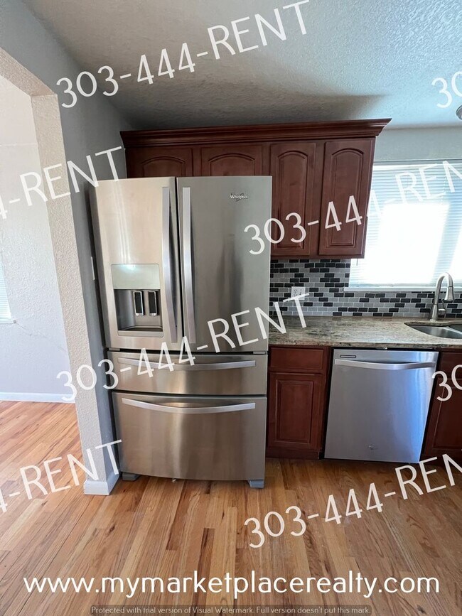 Foto del edificio - 5 Bedrooms & 2 Bathrooms walking distance to the Sheridan Light Rail Station!