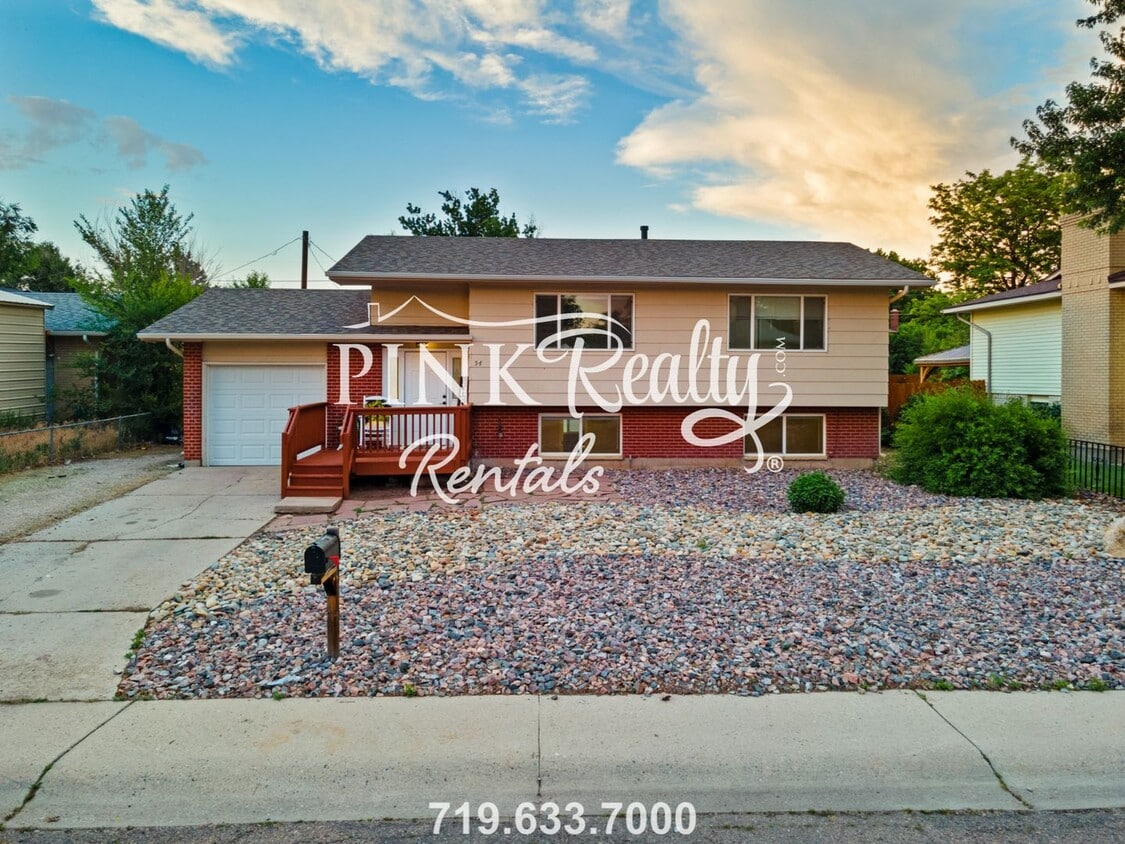 Foto principal - Gorgeously Renovated Bi-Level in Widefield!