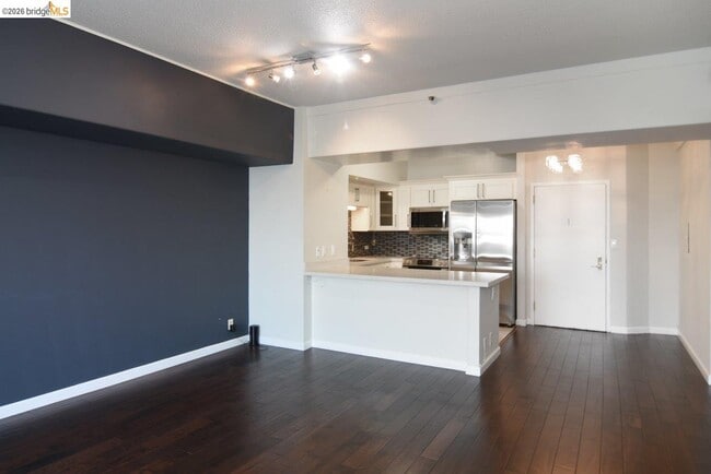 Foto del edificio - 6363 Christie Ave