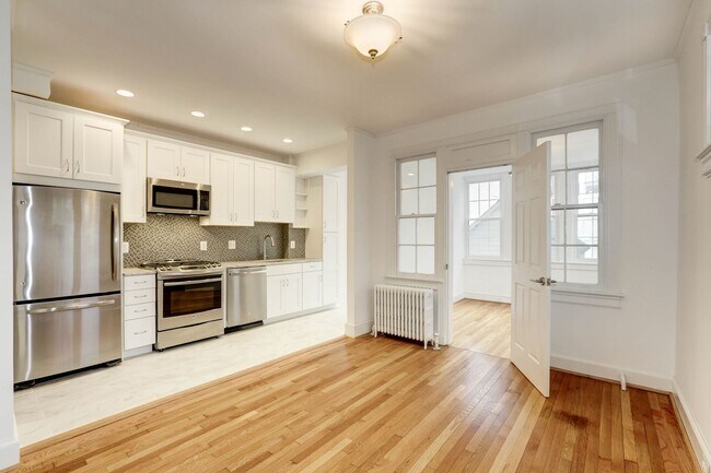 Foto del edificio - 2466 Tunlaw Rd NW