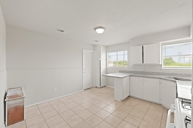 Building Photo - 326 Brookview St