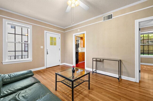 Foto del edificio - 1403 Woodlawn Blvd
