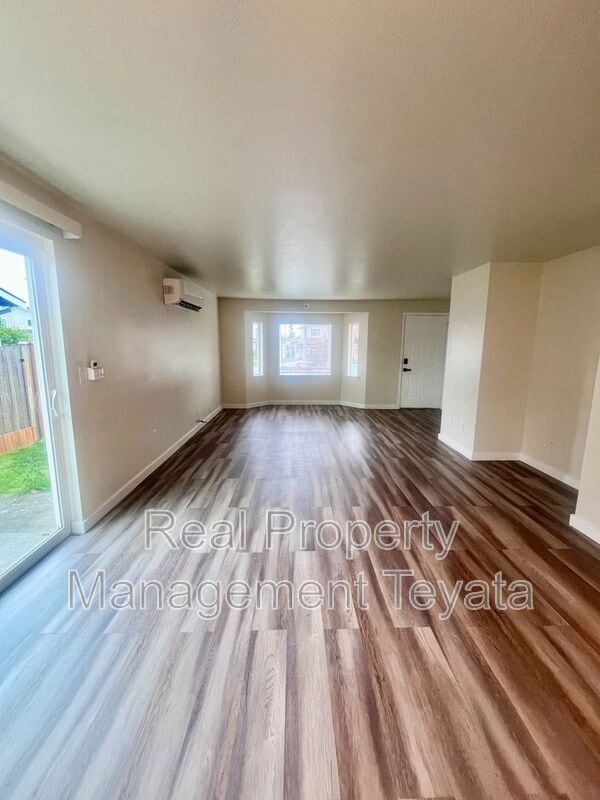 Building Photo - 902 S 22nd Ct
