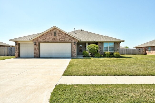 Building Photo - Gorgeous 3 bed 2 bath in Chickasha!