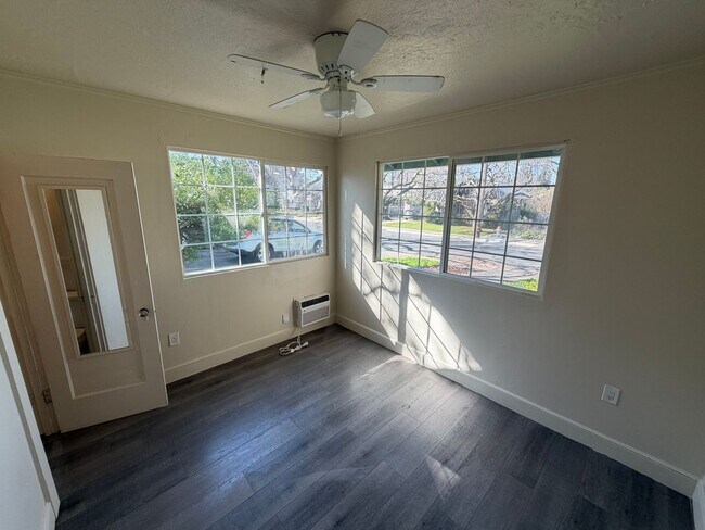 Building Photo - East Sac Bungalow!