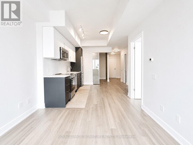 Building Photo - 664 Spadina Ave.