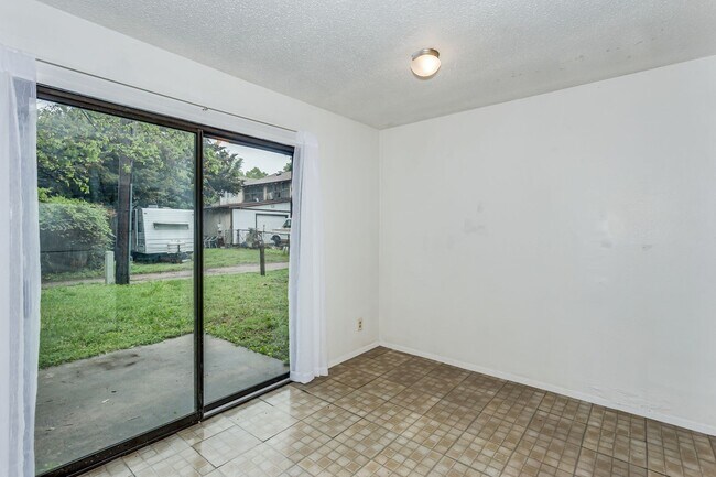Foto del edificio - 2 bedroom 1 bath duplex