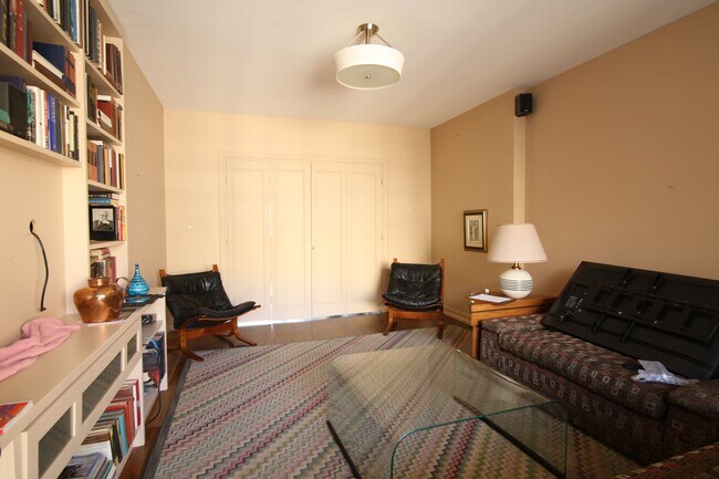 Building Photo - 3495 Rue de la Montagne