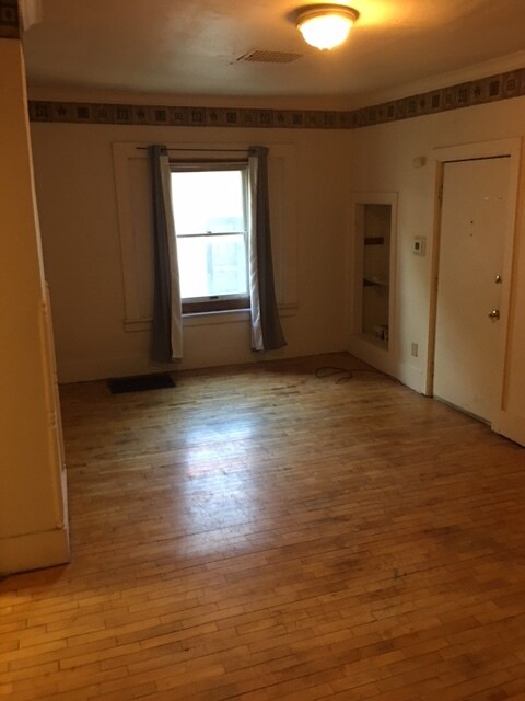 Large family room - 846 McKinley St