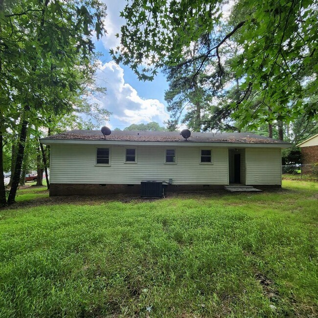 Building Photo - Newly Renovated 4 bedroom 3 bath.