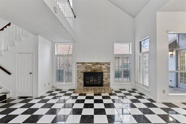 Building Photo - 2317 Shalimar Dr