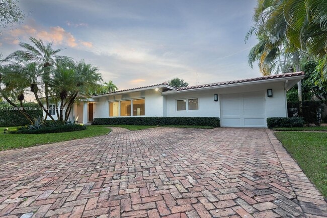 Building Photo - 6000 San Vicente St