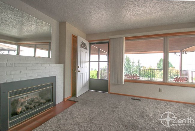 Building Photo - 6416 E Evergreen Blvd