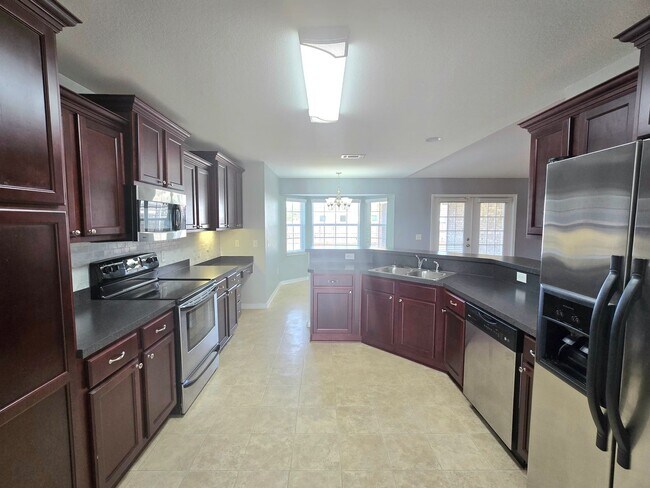 Foto del edificio - Spacious 4-Bed/3 Bath Home - Spencer Ridge