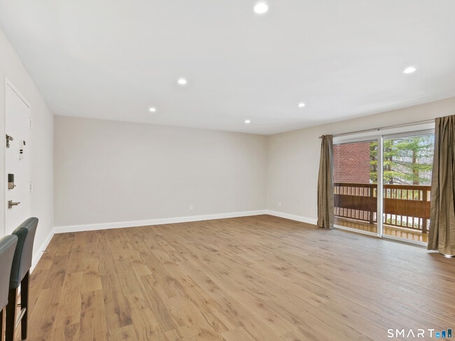 Foto del edificio - 92 Wilton Crest Rd