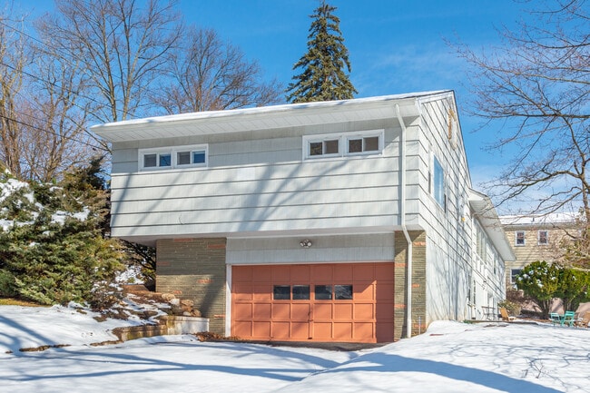 Photo - 18 Devon Dr House