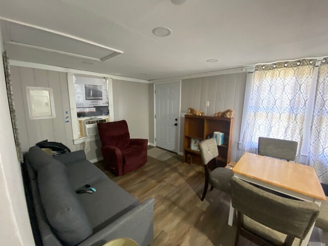 Área de estar - 218 S 4th St