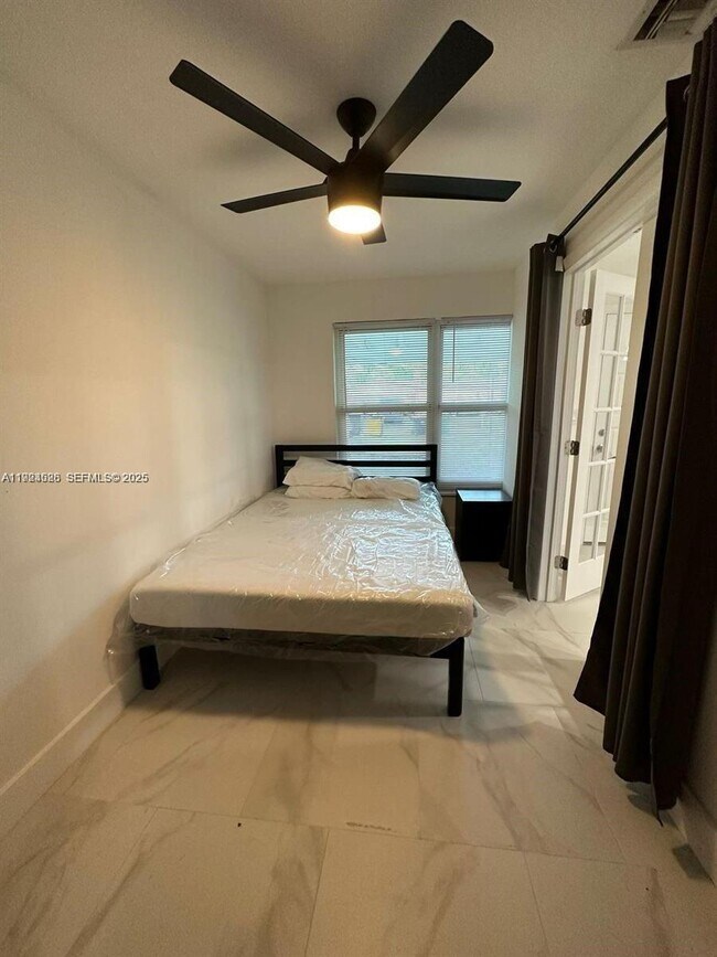 Building Photo - 2320 SW 44th St