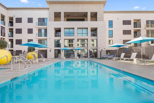 Piscina - Curve at Melrose